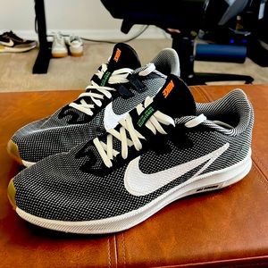 Nike Downshifter 9 SE. Men’s 10